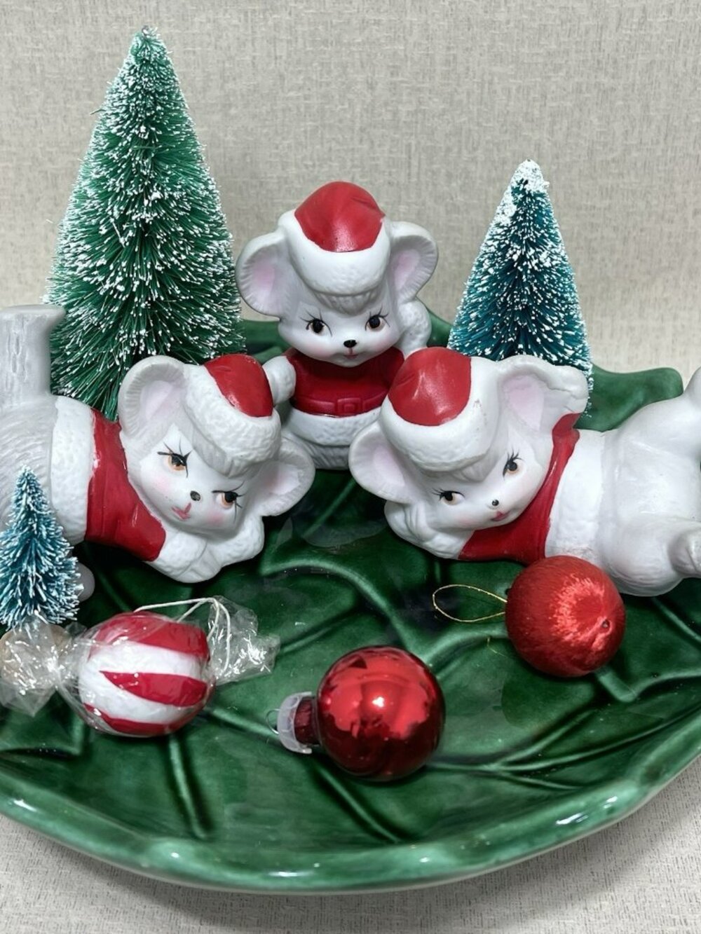 Vintage 1979 Around The World Christmas Mice With Santa Hats Cute Tails